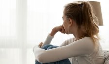 Tinédzser kényelmetlenül érzi magát a bőrében Tinédzser kényelmetlenül érzi magát a bőrében