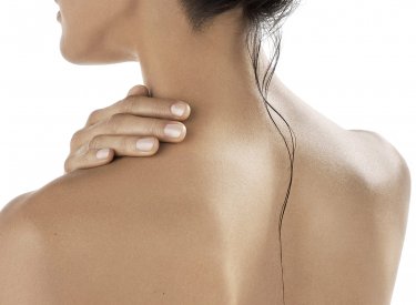 Bioderma - egy nő tisztítja a hátát